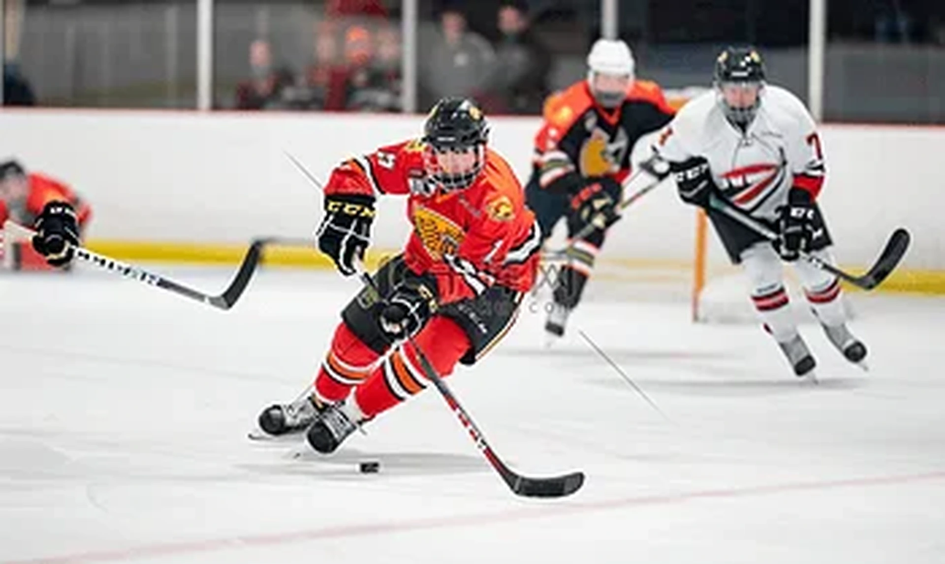 星空体育冰球运动员射门精彩瞬间